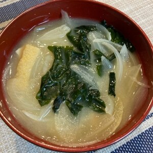 玉ねぎと油揚げと豆腐とわかめの味噌汁